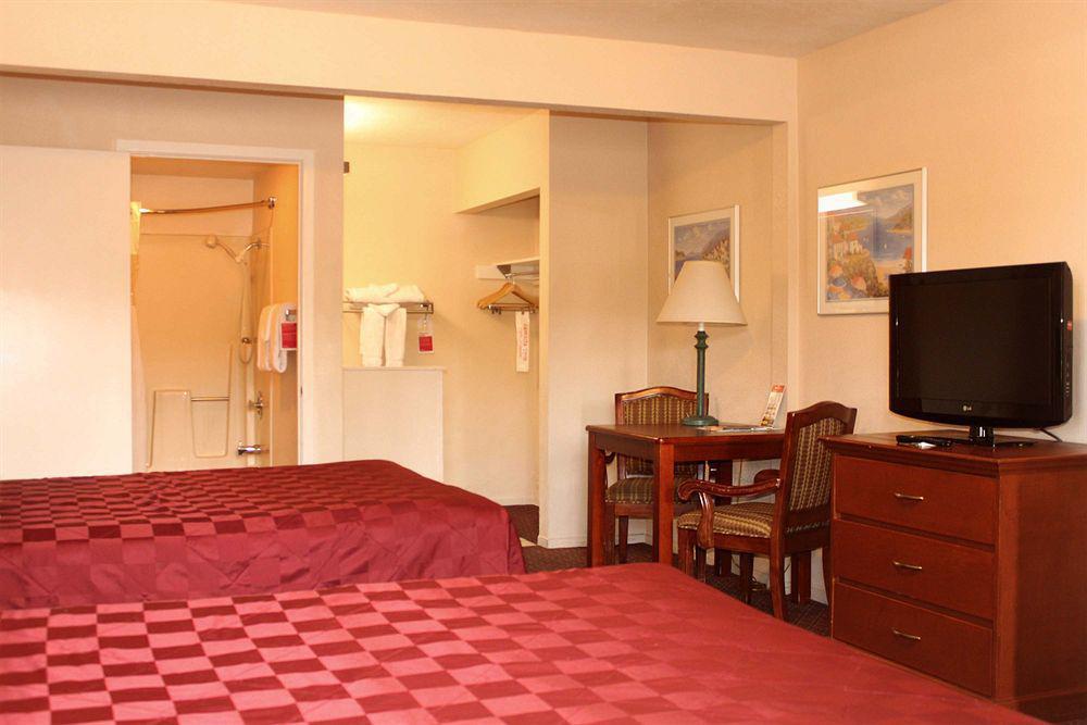 Ramada By Wyndham Near Seaworld / Mission Beach San Diego Eksteriør billede