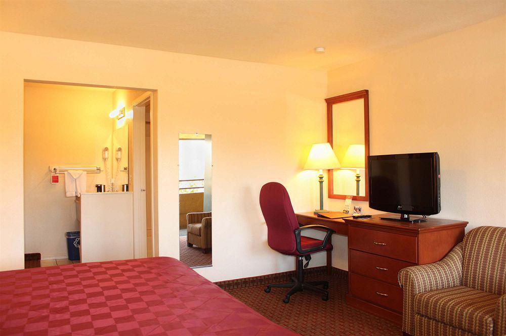 Ramada By Wyndham Near Seaworld / Mission Beach San Diego Eksteriør billede